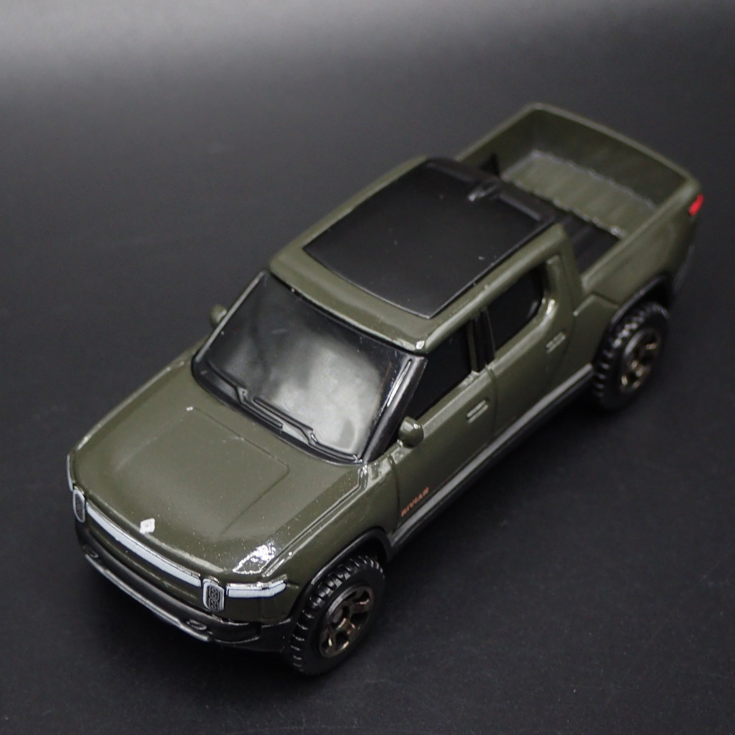 2022-2025 RIVIAN R1T ELECTRIC PICKUP TRUCK 1:64 SCALE DIORAMA DIECAST MODEL CAR