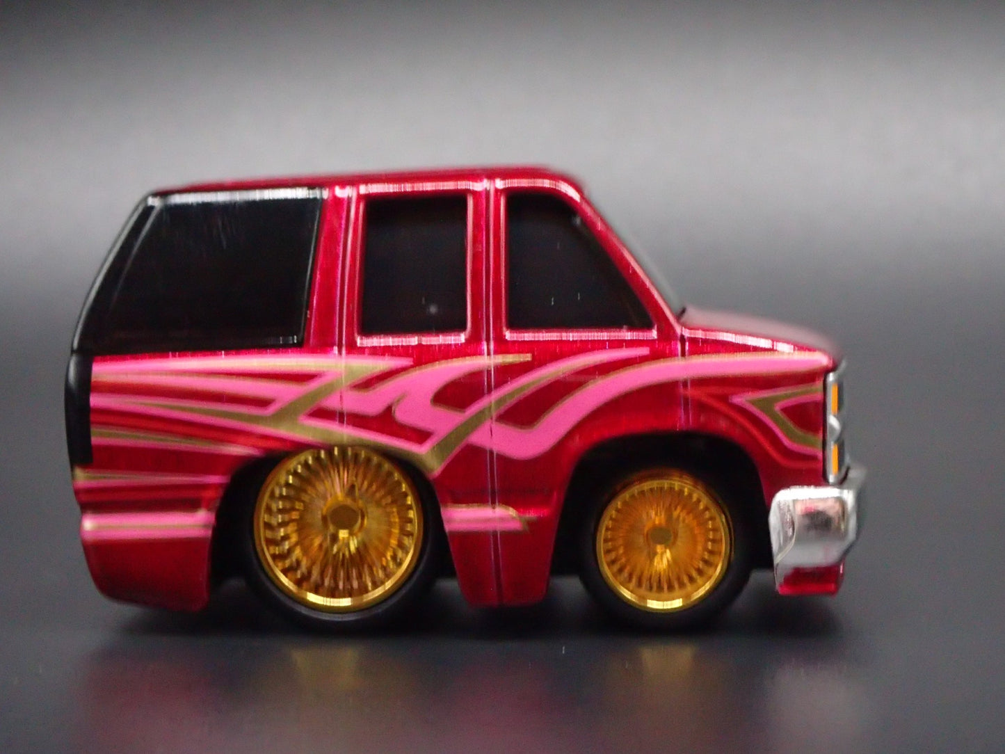 1992 92 CHEVY CHEVROLET SUBURBAN CAR TUNED 1:64 SCALE DIORAMA DIECAST MODEL CAR