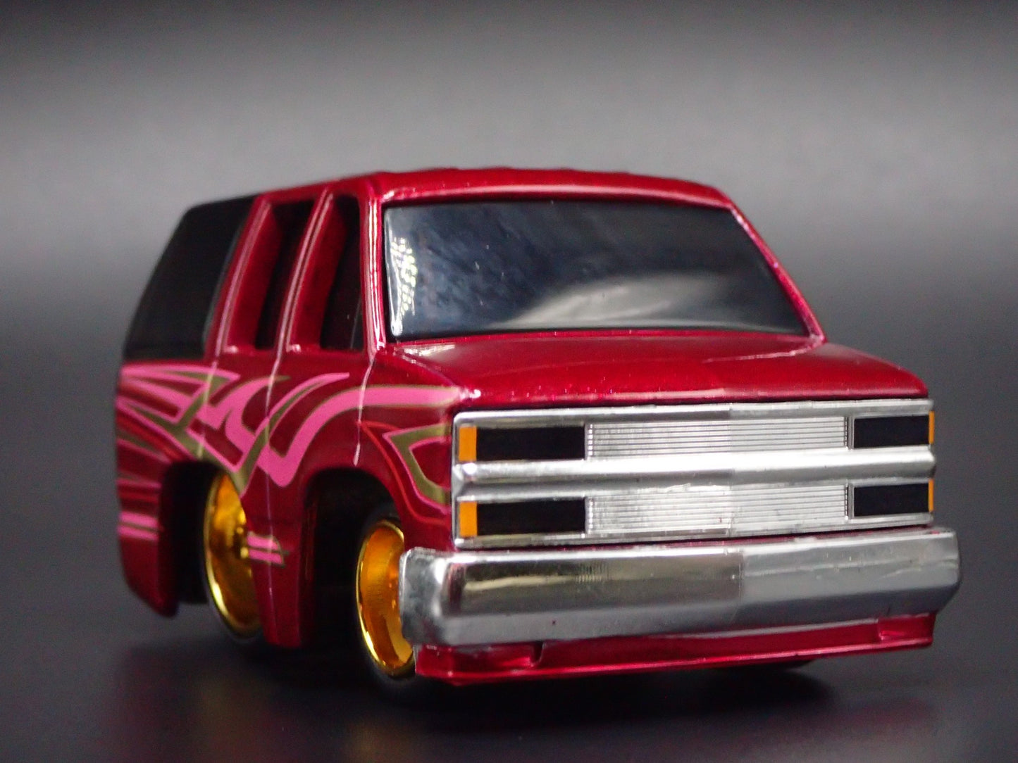 1992 92 CHEVY CHEVROLET SUBURBAN CAR TUNED 1:64 SCALE DIORAMA DIECAST MODEL CAR