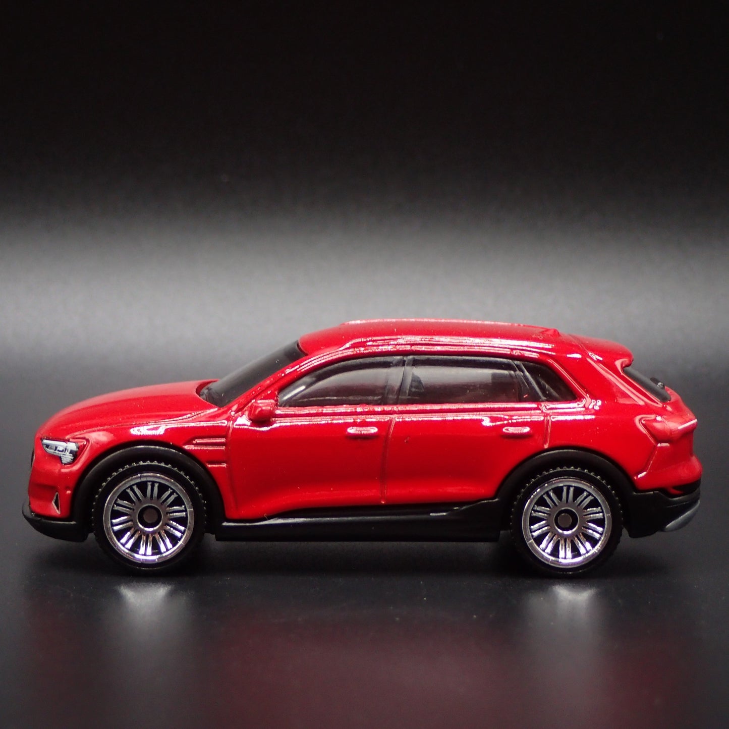 2018-2025 AUDI Q8 E TRON ETRON 1:64 SCALE COLLECTIBLE DIORAMA DIECAST MODEL CAR
