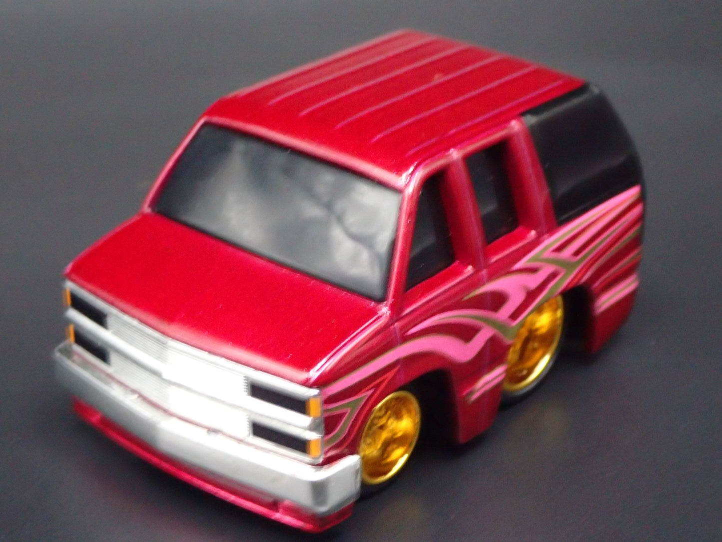 1992 92 CHEVY CHEVROLET SUBURBAN CAR TUNED 1:64 SCALE DIORAMA DIECAST MODEL CAR