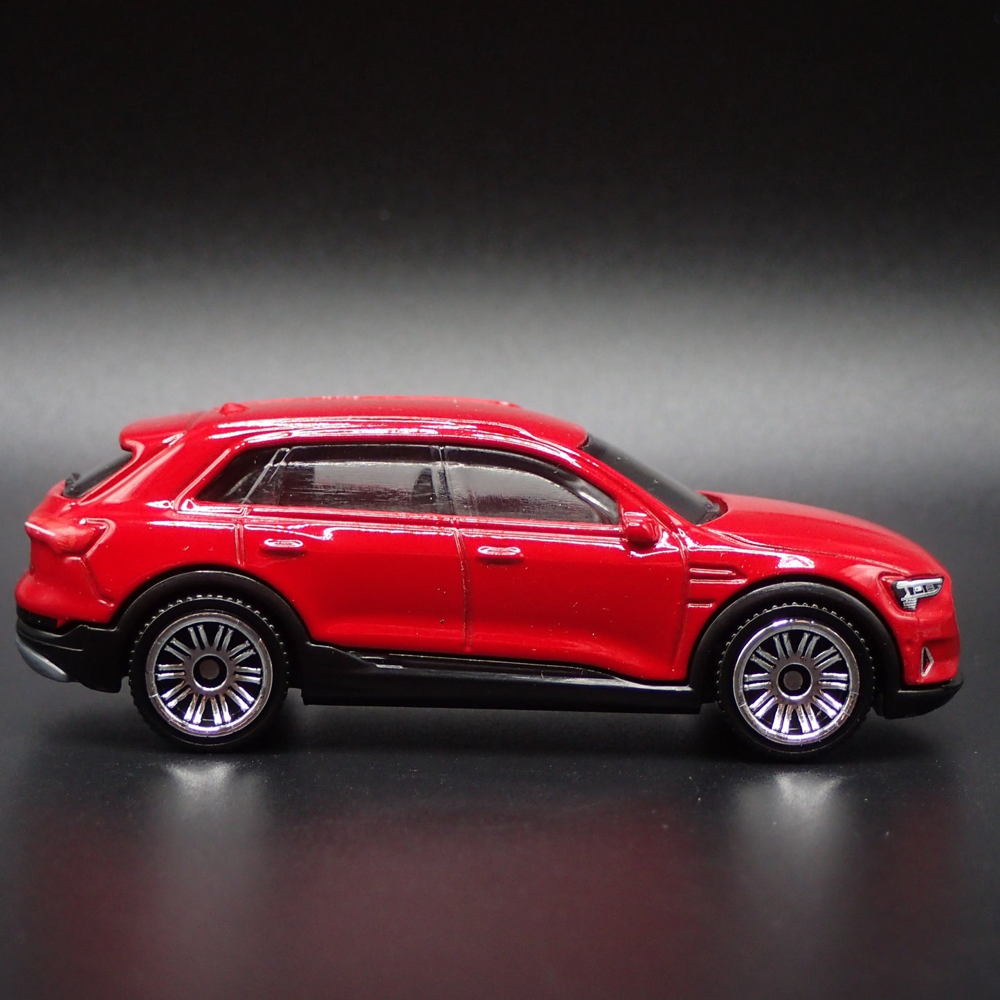 2018-2025 AUDI Q8 E TRON ETRON 1:64 SCALE COLLECTIBLE DIORAMA DIECAST MODEL CAR