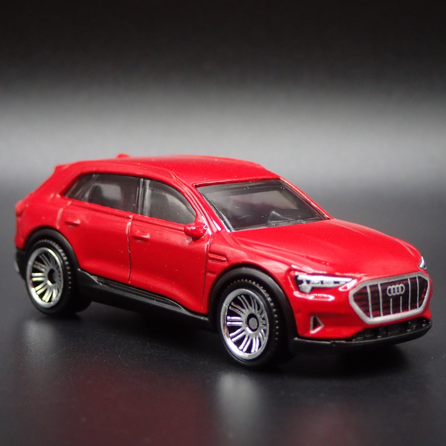 2018-2025 AUDI Q8 E TRON ETRON 1:64 SCALE COLLECTIBLE DIORAMA DIECAST MODEL CAR