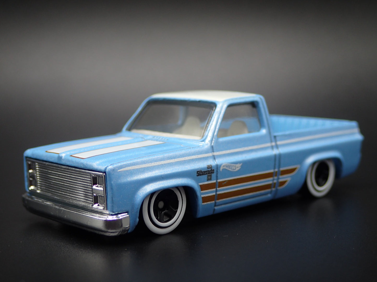 1983 83 CHEVY CHEVROLET SILVERADO SQUARE BODY TRUCK 1/64 SCALE DIECAST MODEL CAR