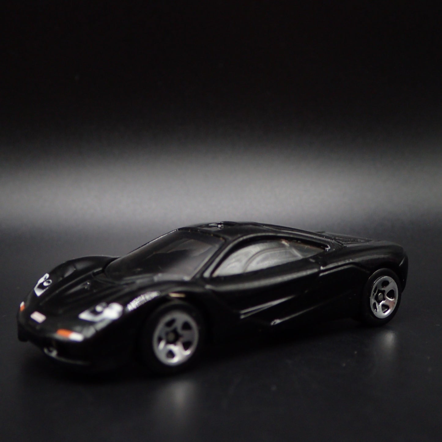 1992-1998 MCLAREN F1 SUPER CAR 1:64 SCALE COLLECTIBLE DIORAMA DIECAST MODEL CAR