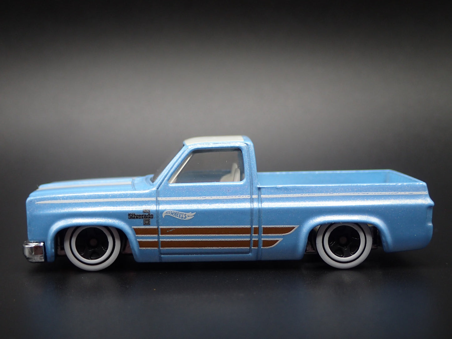 1983 83 CHEVY CHEVROLET SILVERADO SQUARE BODY TRUCK 1/64 SCALE DIECAST MODEL CAR