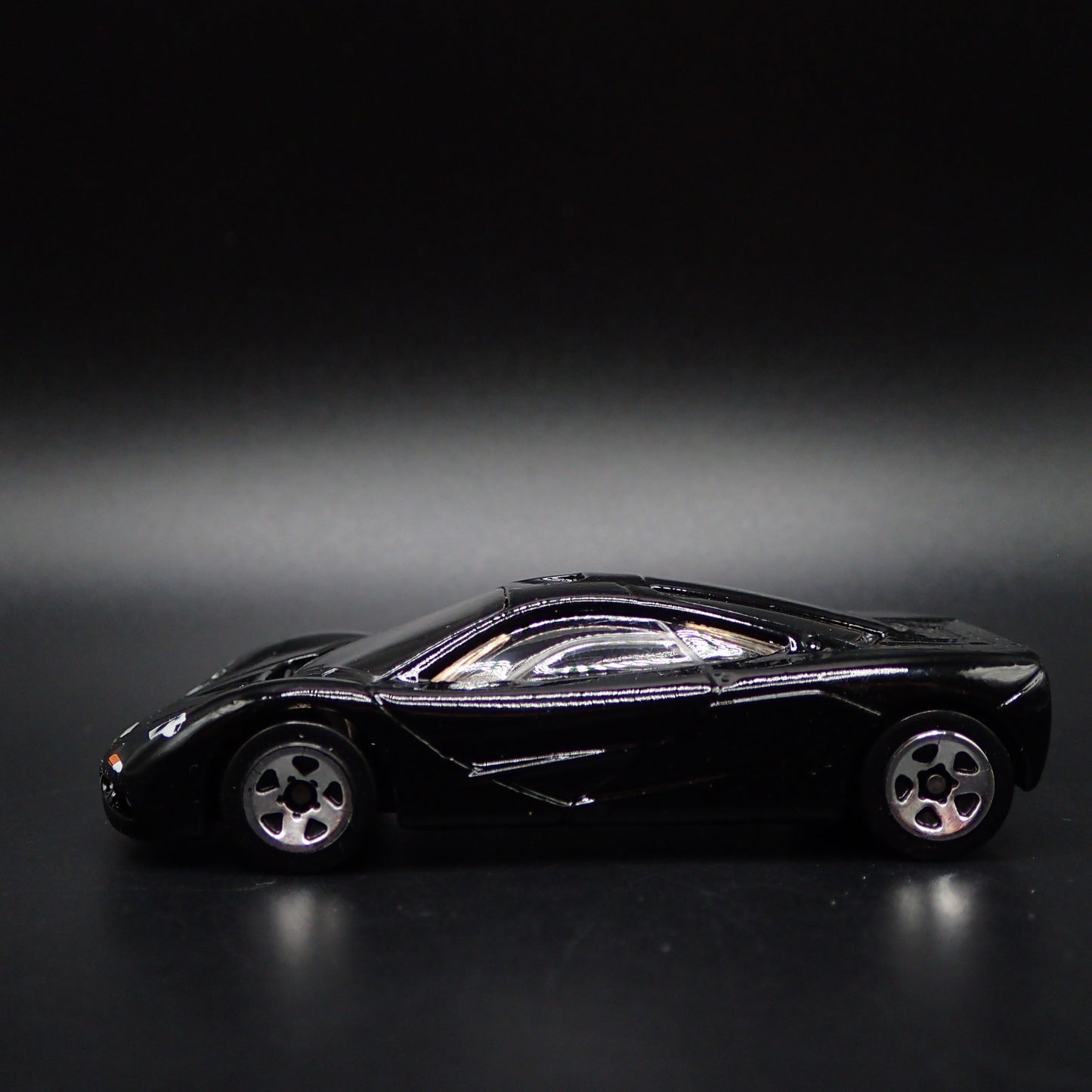 1992-1998 MCLAREN F1 SUPER CAR 1:64 SCALE COLLECTIBLE DIORAMA DIECAST MODEL CAR