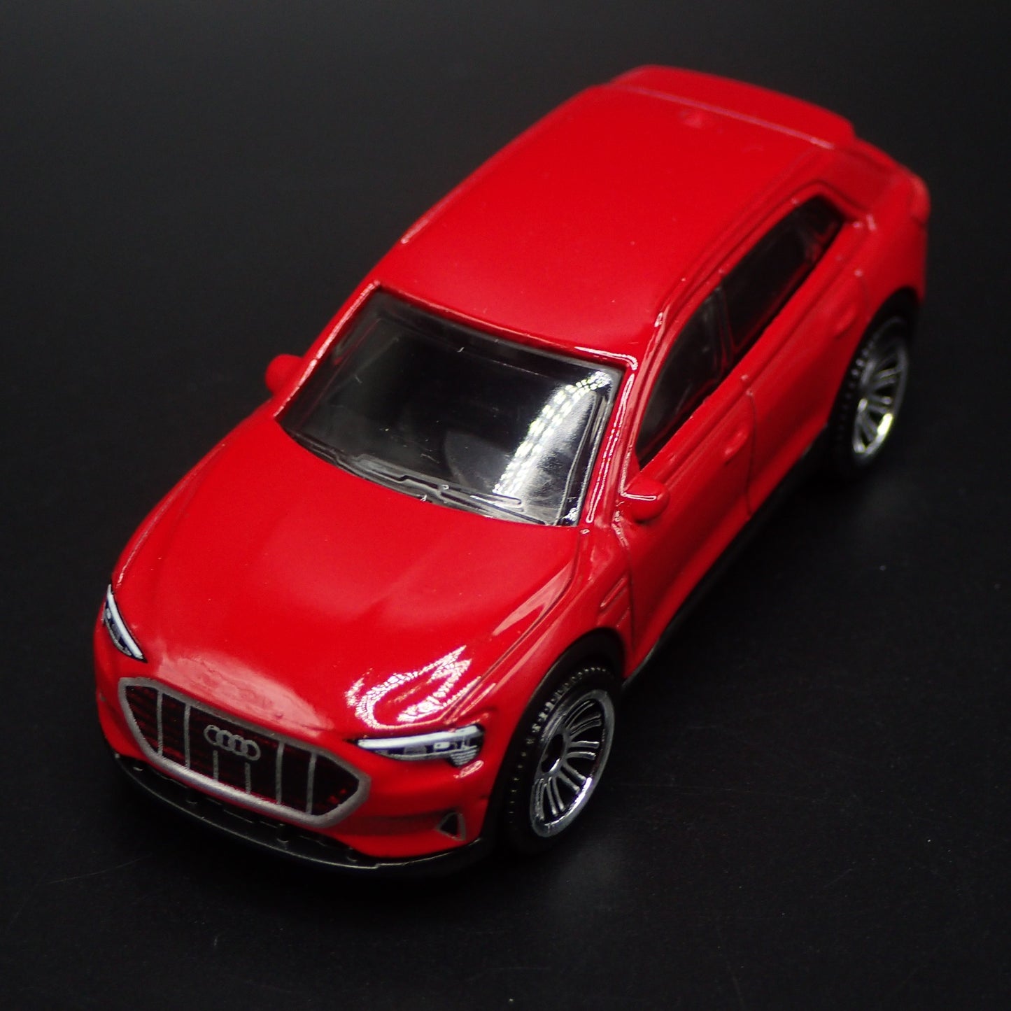 2018-2025 AUDI Q8 E TRON ETRON 1:64 SCALE COLLECTIBLE DIORAMA DIECAST MODEL CAR