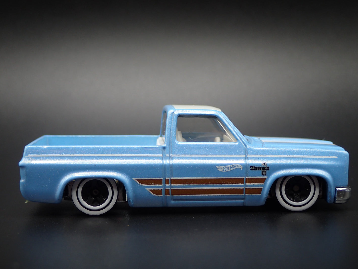 1983 83 CHEVY CHEVROLET SILVERADO SQUARE BODY TRUCK 1/64 SCALE DIECAST MODEL CAR