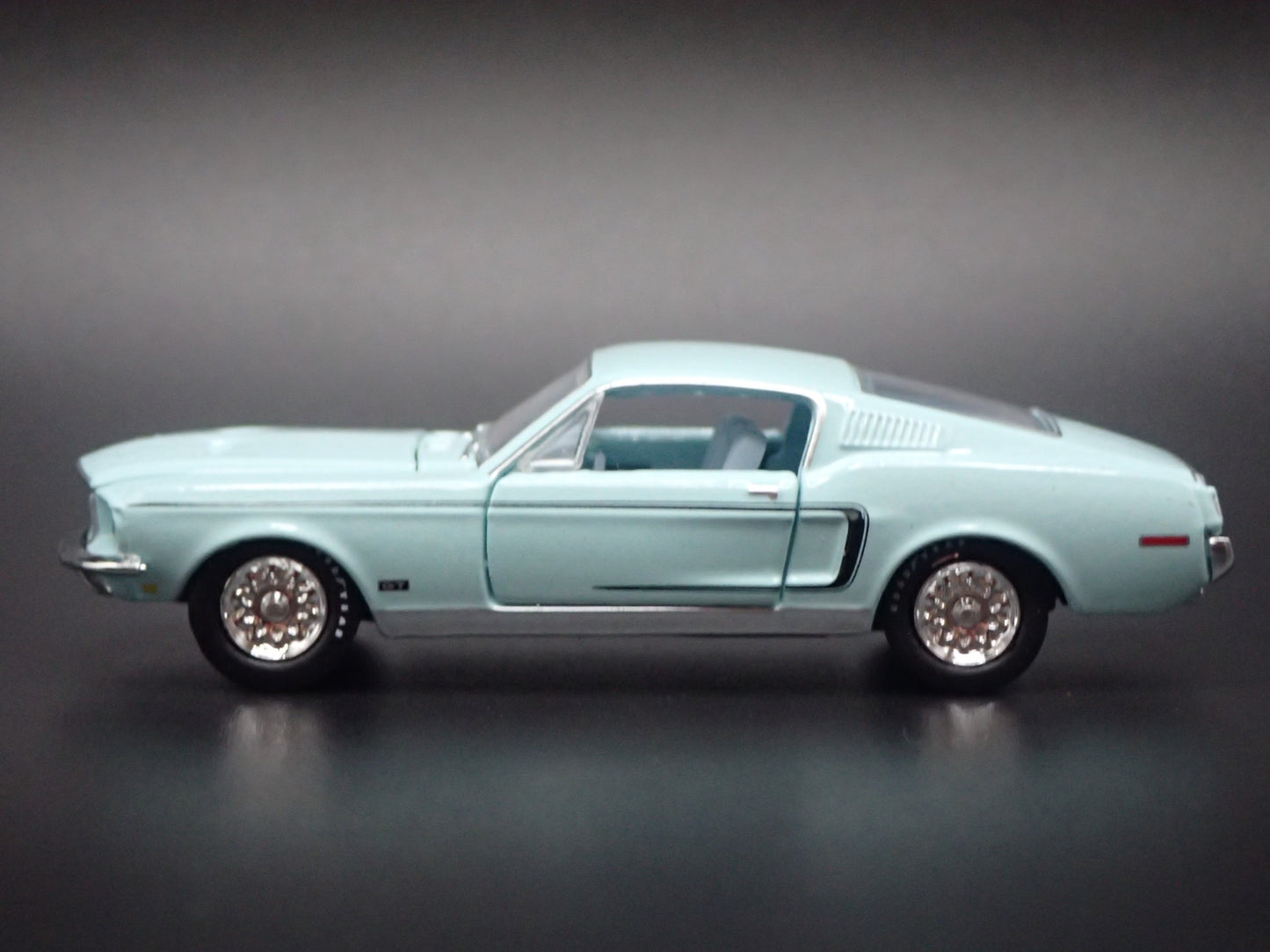 1968 68 FORD MUSTANG GT 390 FASTBACK BLUE 1:64 SCALE DIORAMA DIECAST MODEL CAR