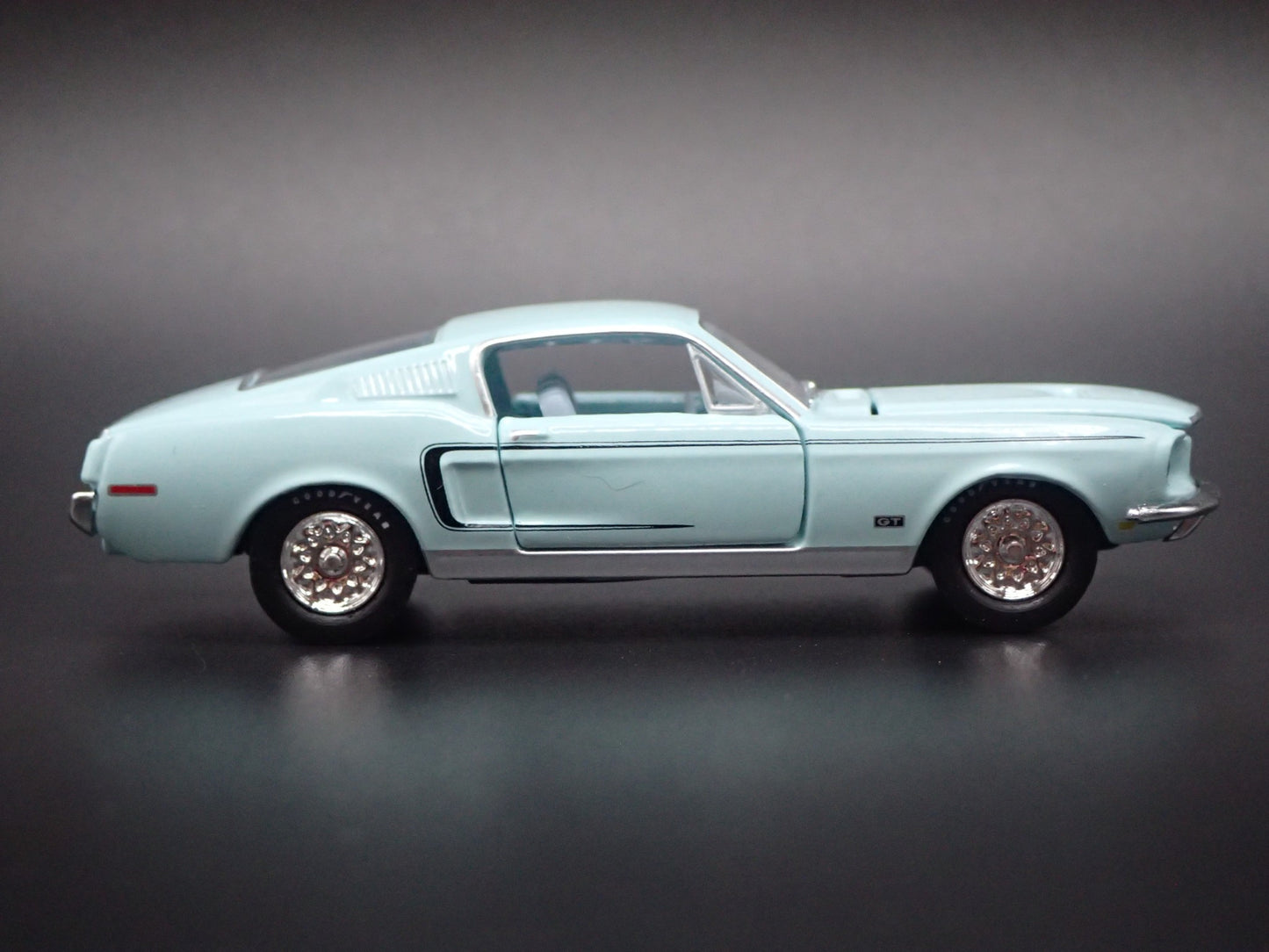 1968 68 FORD MUSTANG GT 390 FASTBACK BLUE 1:64 SCALE DIORAMA DIECAST MODEL CAR