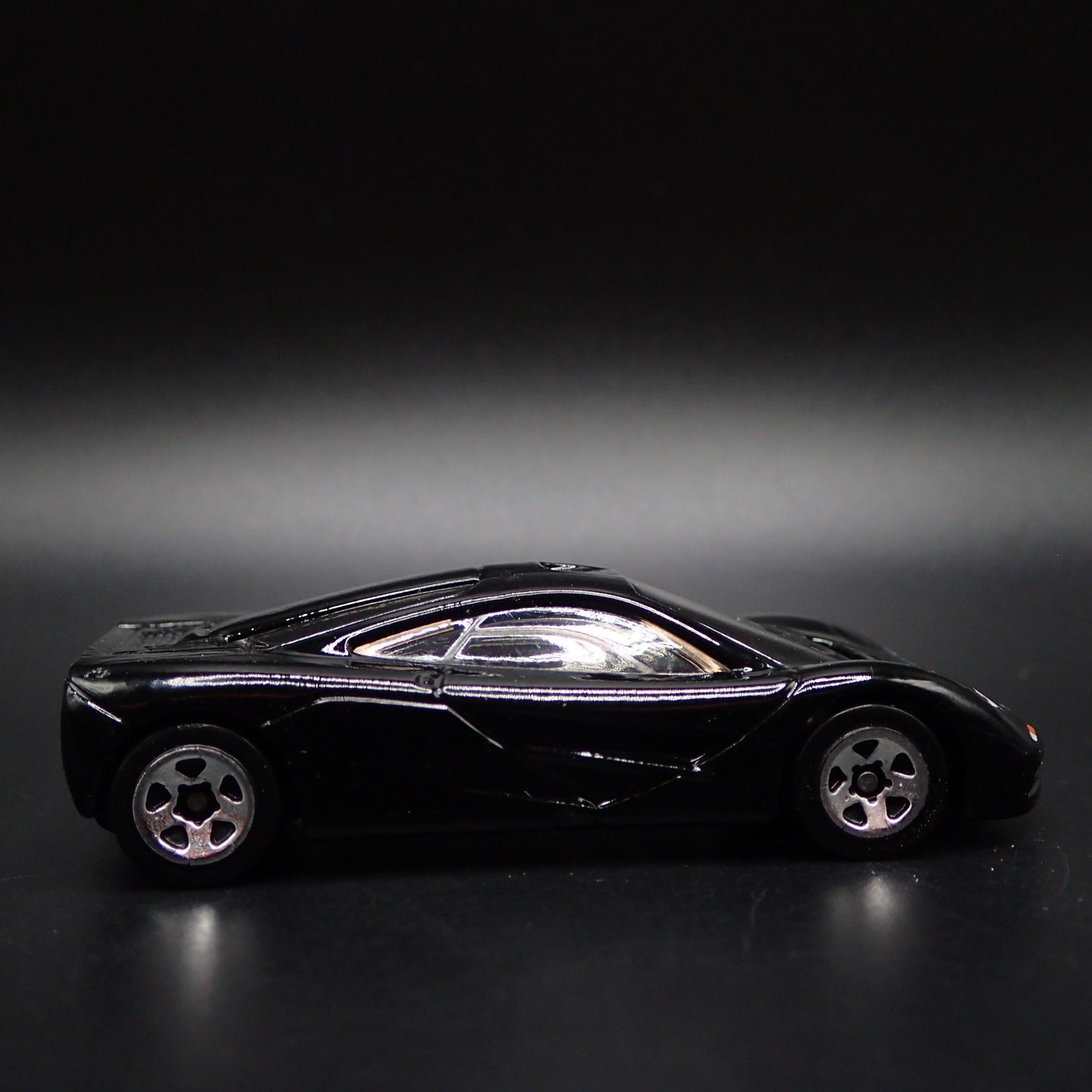 1992-1998 MCLAREN F1 SUPER CAR 1:64 SCALE COLLECTIBLE DIORAMA DIECAST MODEL CAR