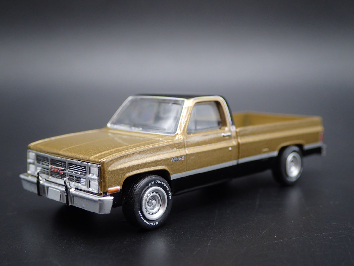 1984 84 GMC SIERRA 2500 PICKUP TRUCK SQUAREBODY 1/64 SCALE DIECAST MODEL CAR