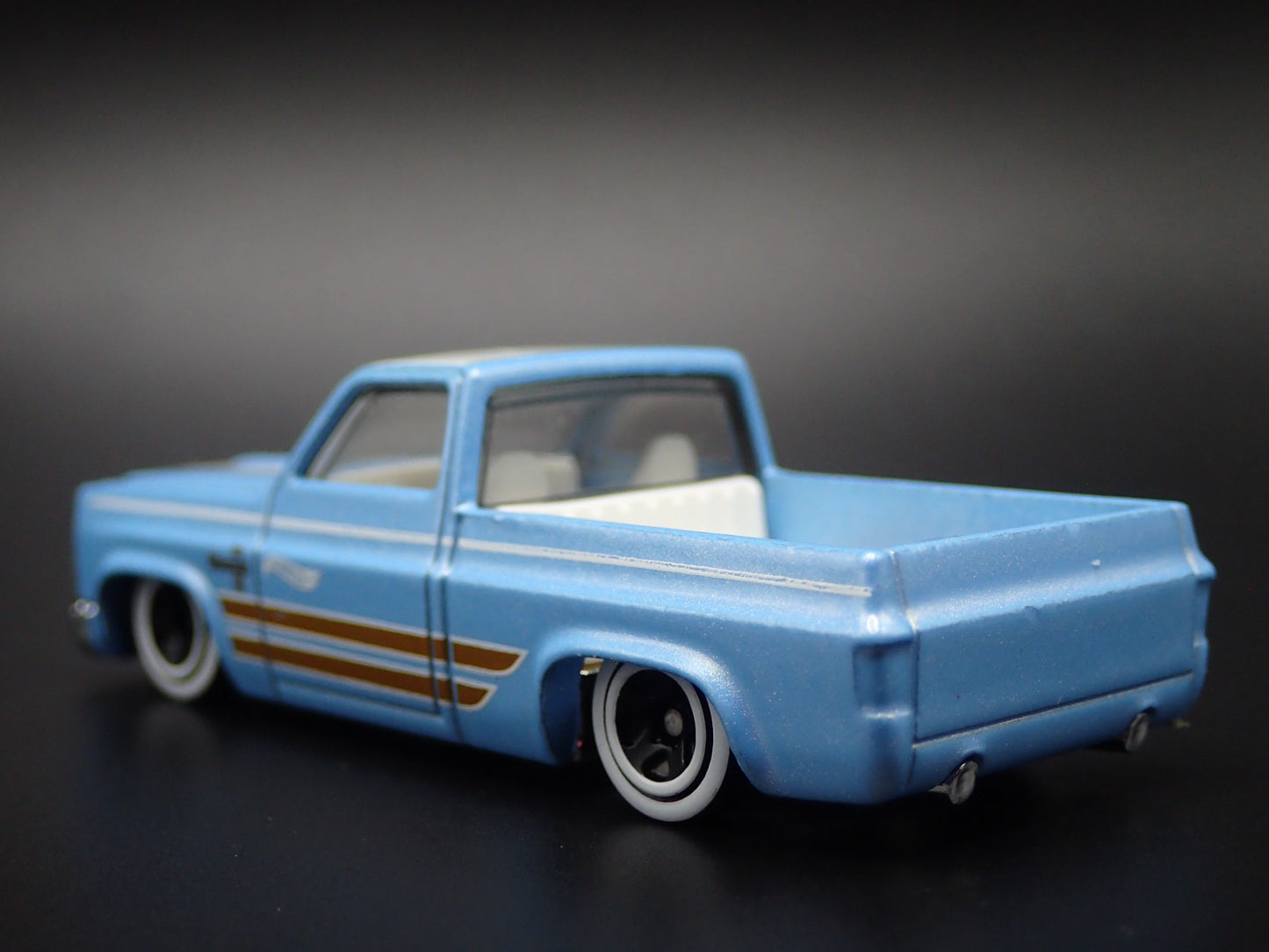 1983 83 CHEVY CHEVROLET SILVERADO SQUARE BODY TRUCK 1/64 SCALE DIECAST MODEL CAR