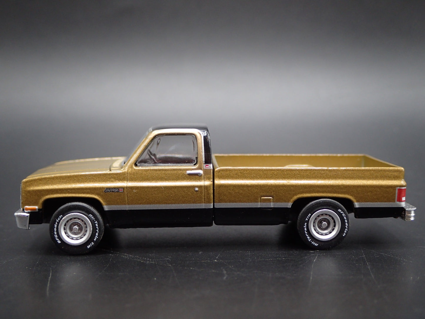 1984 84 GMC SIERRA 2500 PICKUP TRUCK SQUAREBODY 1/64 SCALE DIECAST MODEL CAR