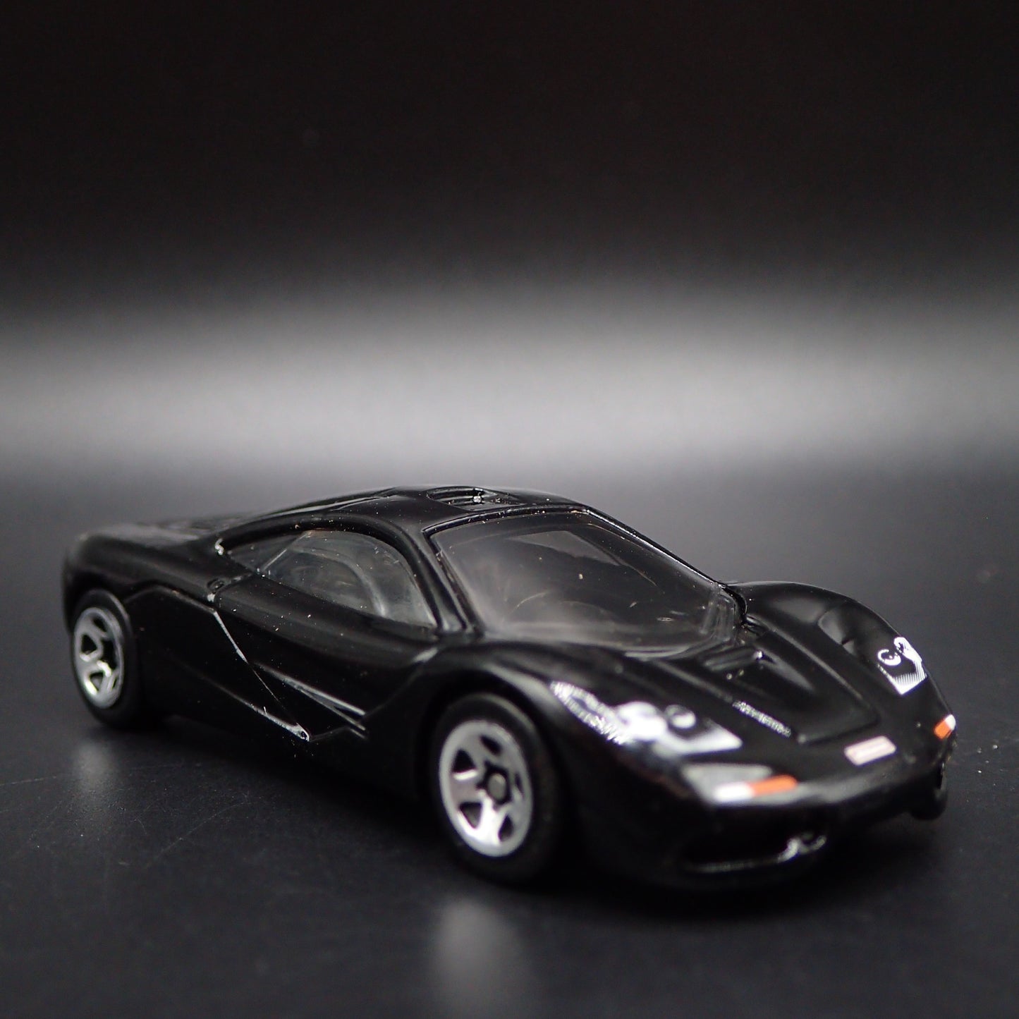 1992-1998 MCLAREN F1 SUPER CAR 1:64 SCALE COLLECTIBLE DIORAMA DIECAST MODEL CAR
