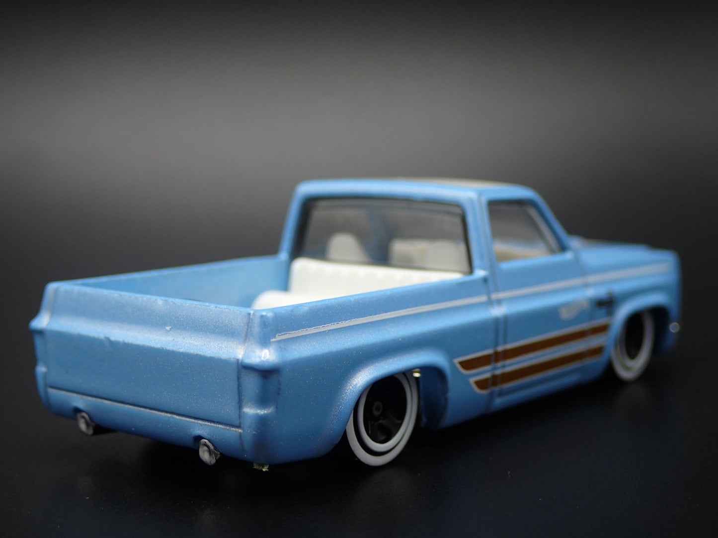 1983 83 CHEVY CHEVROLET SILVERADO SQUARE BODY TRUCK 1/64 SCALE DIECAST MODEL CAR