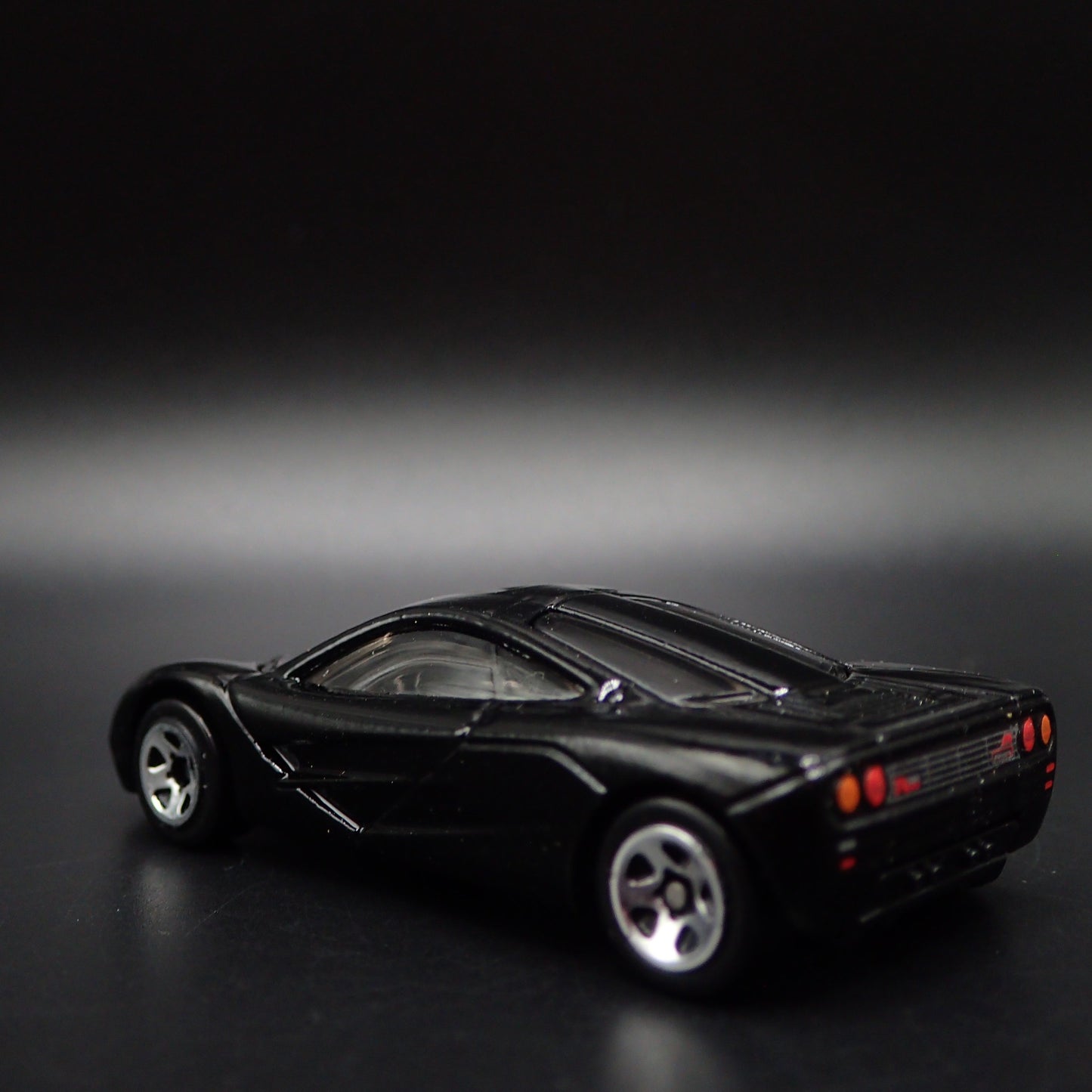1992-1998 MCLAREN F1 SUPER CAR 1:64 SCALE COLLECTIBLE DIORAMA DIECAST MODEL CAR