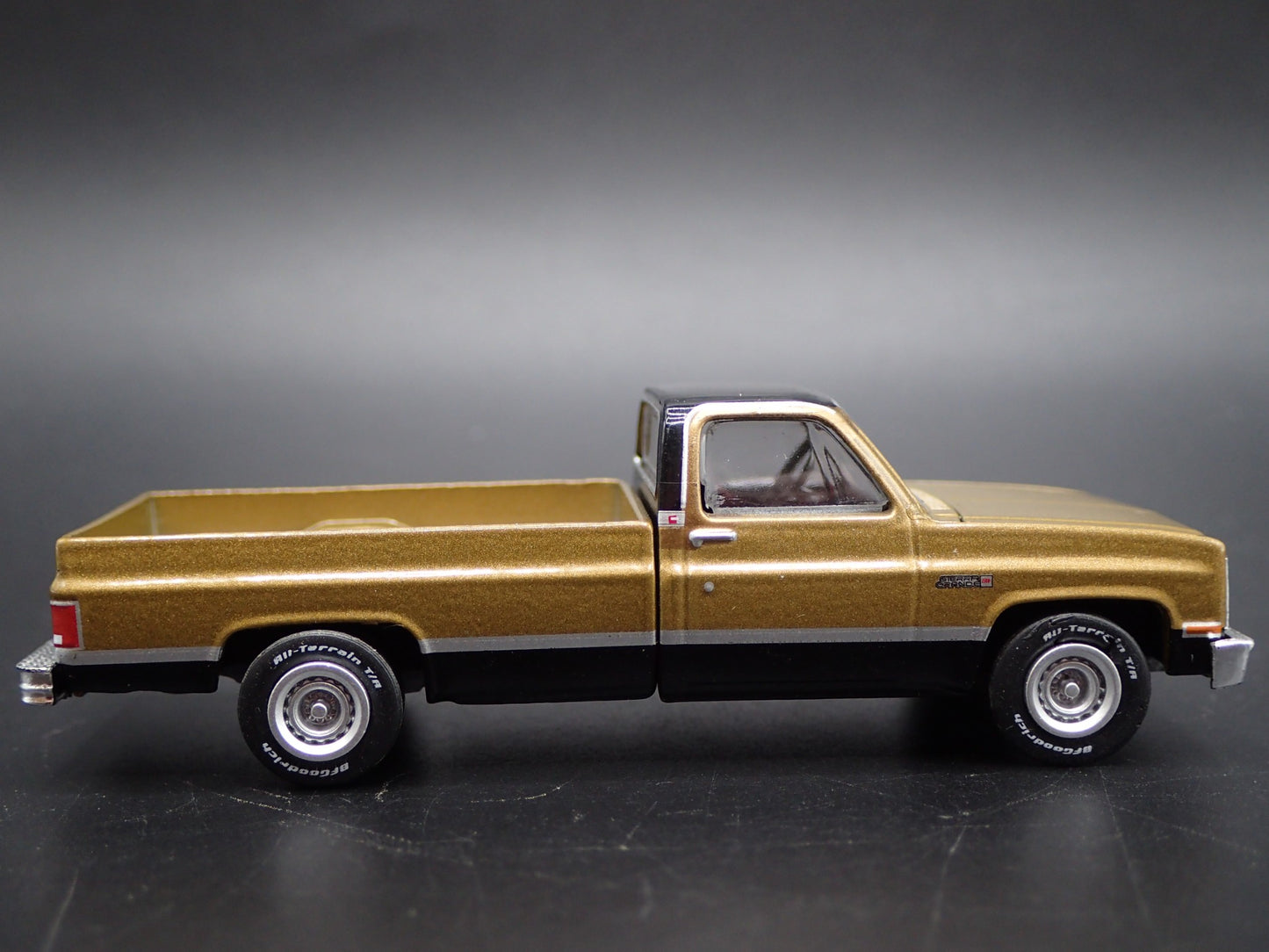 1984 84 GMC SIERRA 2500 PICKUP TRUCK SQUAREBODY 1/64 SCALE DIECAST MODEL CAR