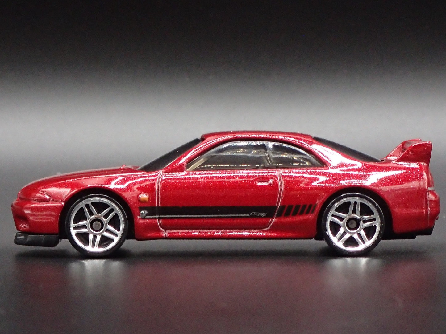 1993-1998 NISSAN SKYLINE GTR R33 RED 1:64 SCALE COLLECTIBLE DIECAST MODEL CAR