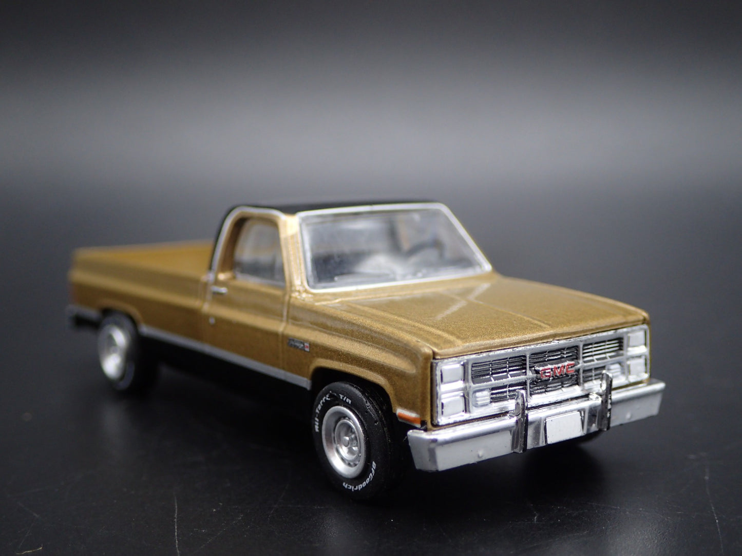 1984 84 GMC SIERRA 2500 PICKUP TRUCK SQUAREBODY 1/64 SCALE DIECAST MODEL CAR