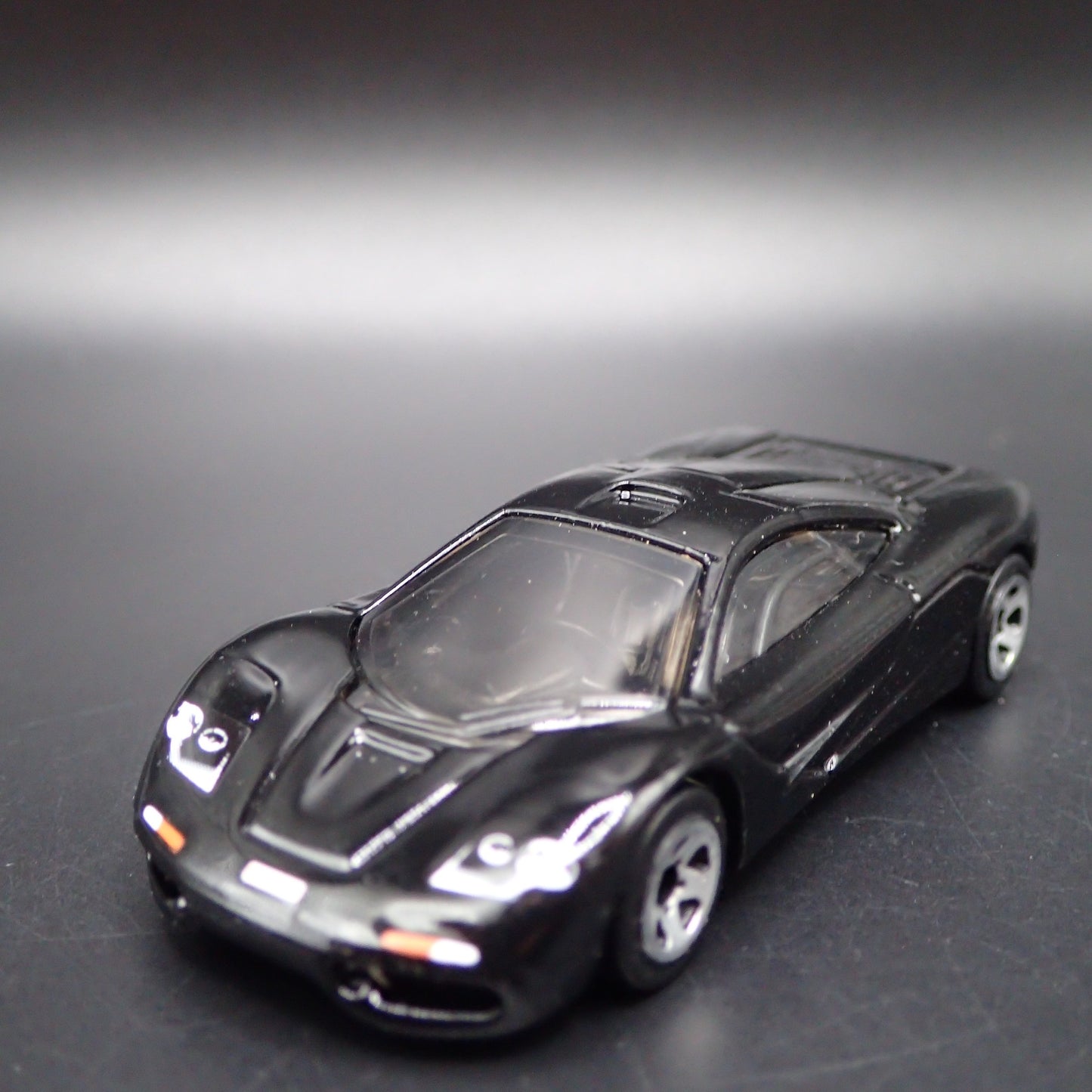 1992-1998 MCLAREN F1 SUPER CAR 1:64 SCALE COLLECTIBLE DIORAMA DIECAST MODEL CAR
