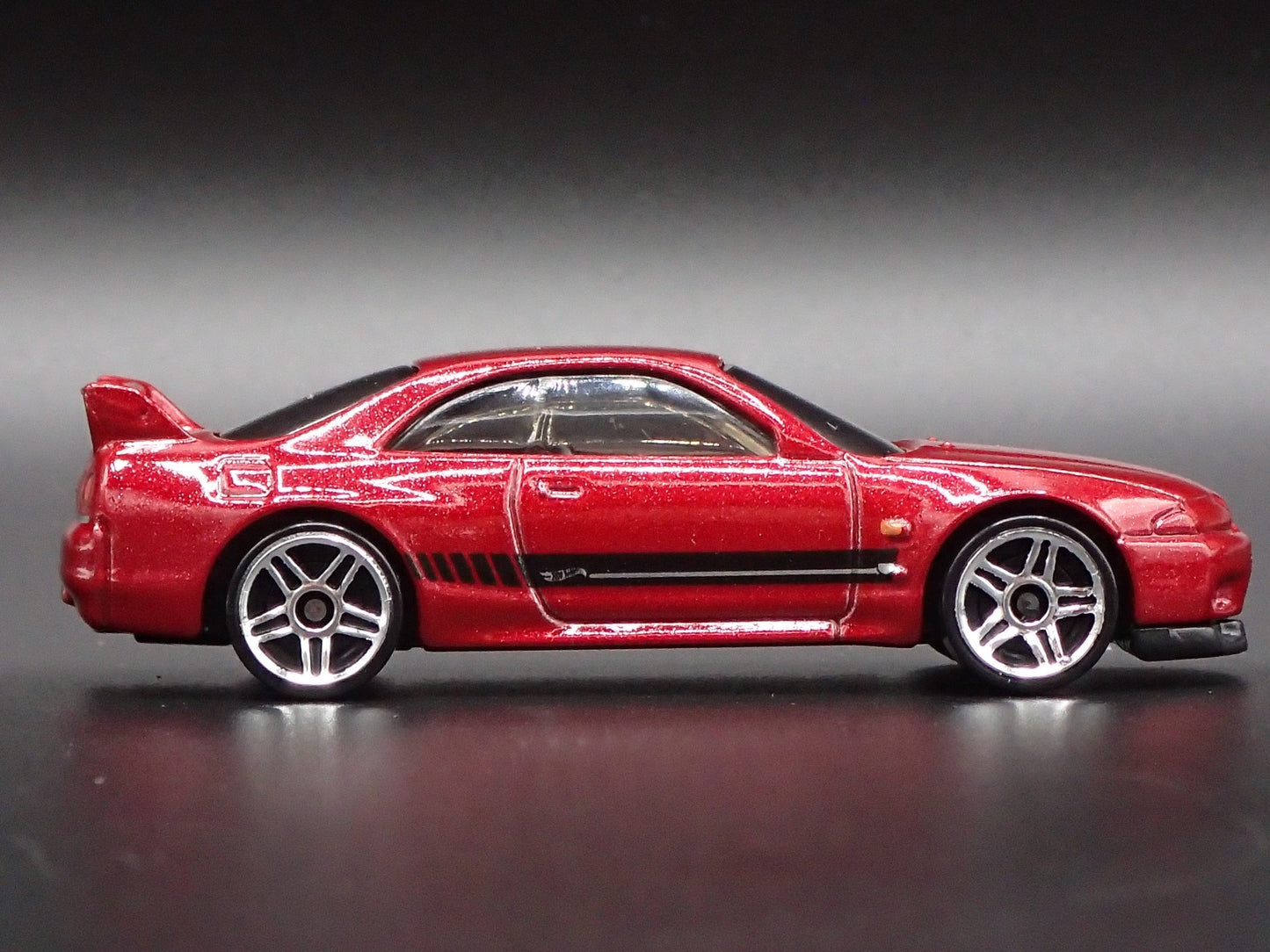 1993-1998 NISSAN SKYLINE GTR R33 RED 1:64 SCALE COLLECTIBLE DIECAST MODEL CAR