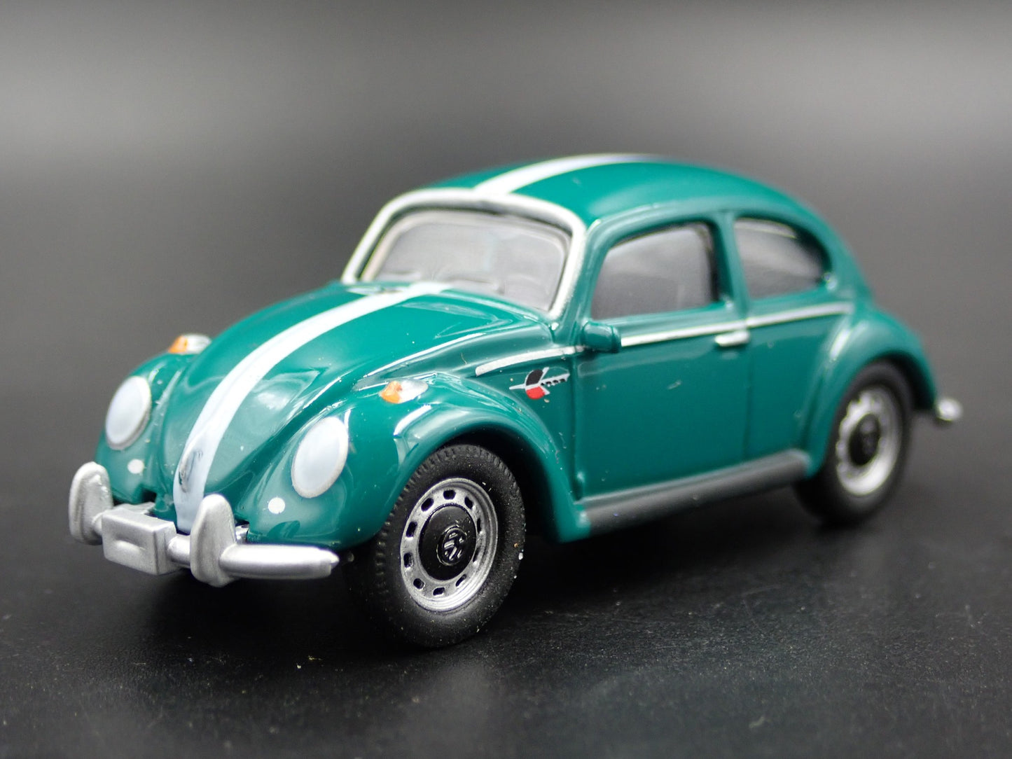 1960-1967 VW VOLKSWAGEN BEETLE BUG GREEN 1:64 SCALE DIORAMA DIECAST MODEL CAR
