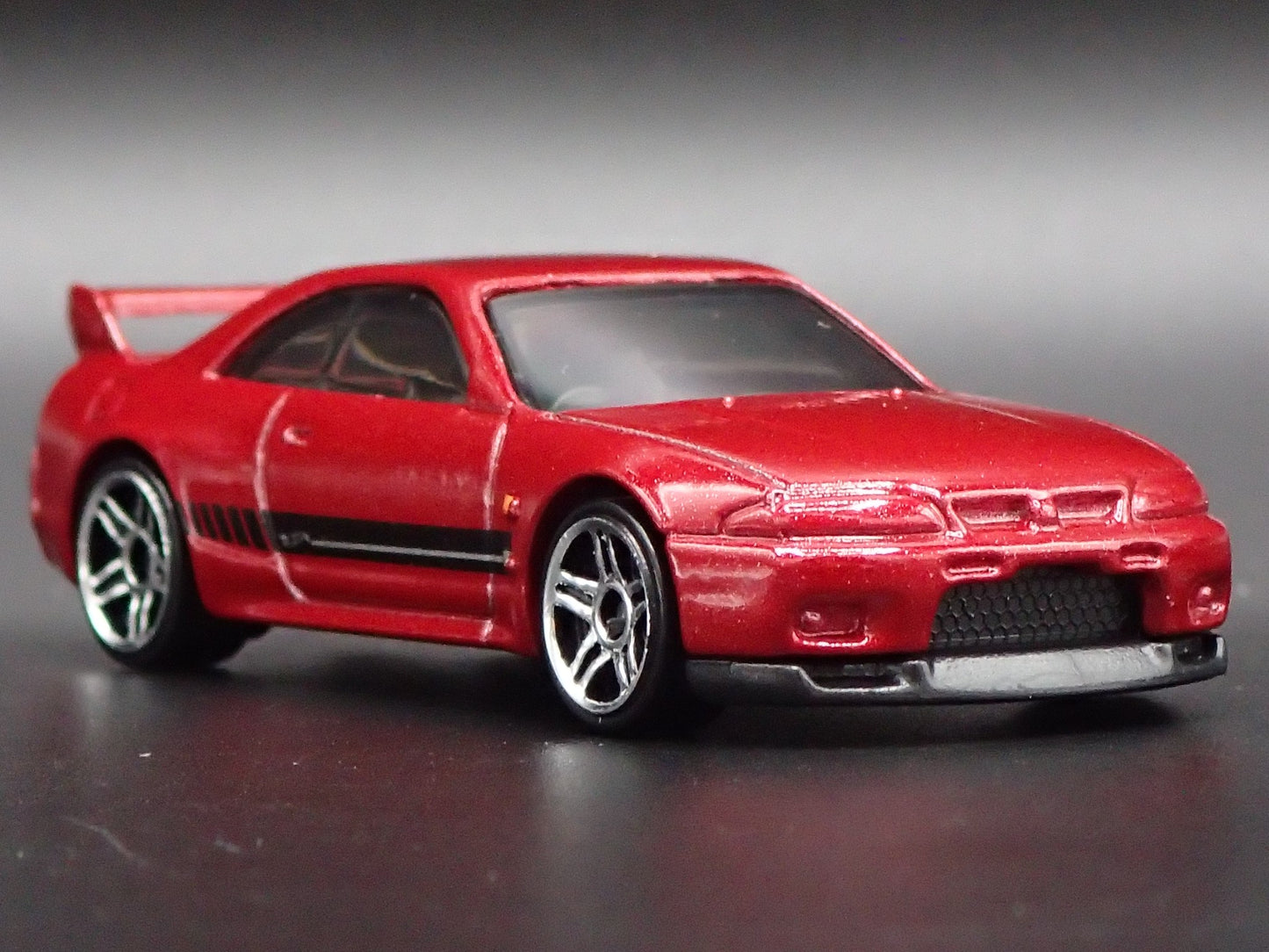 1993-1998 NISSAN SKYLINE GTR R33 RED 1:64 SCALE COLLECTIBLE DIECAST MODEL CAR