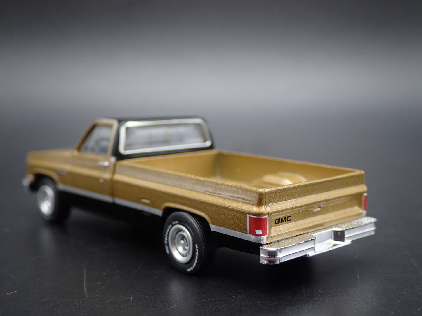 1984 84 GMC SIERRA 2500 PICKUP TRUCK SQUAREBODY 1/64 SCALE DIECAST MODEL CAR