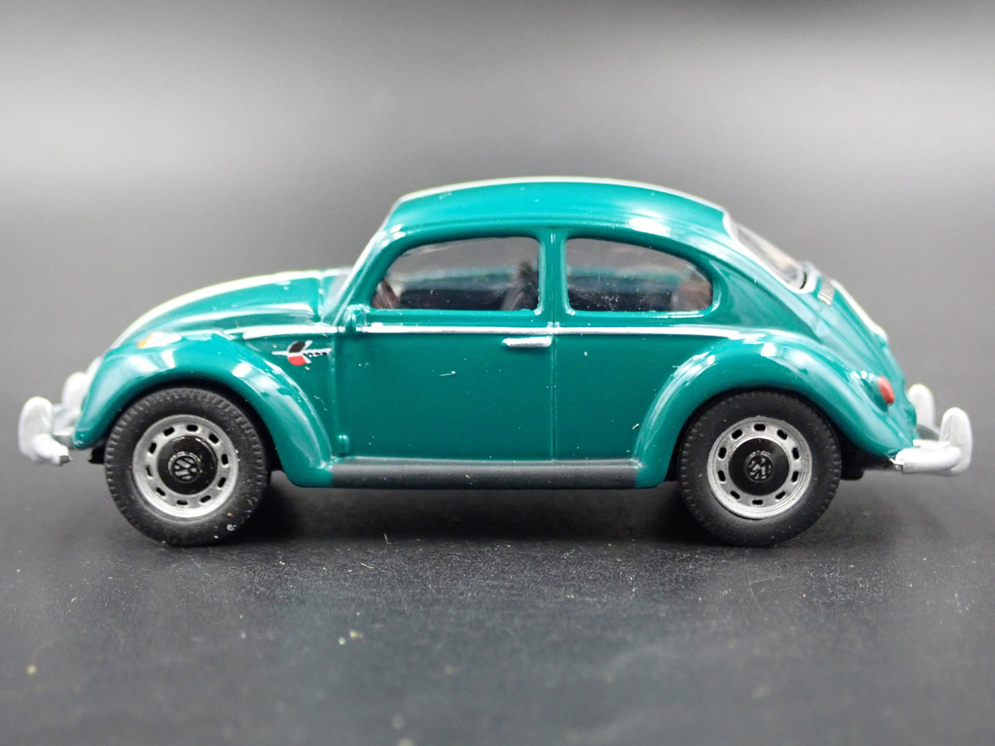 1960-1967 VW VOLKSWAGEN BEETLE BUG GREEN 1:64 SCALE DIORAMA DIECAST MODEL CAR