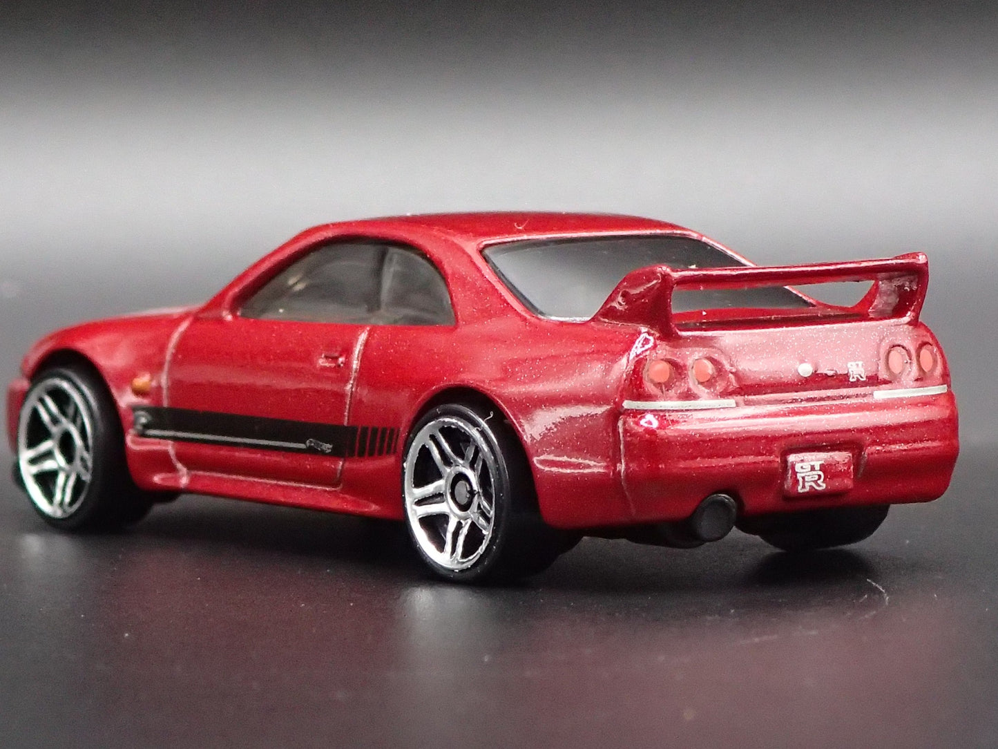 1993-1998 NISSAN SKYLINE GTR R33 RED 1:64 SCALE COLLECTIBLE DIECAST MODEL CAR