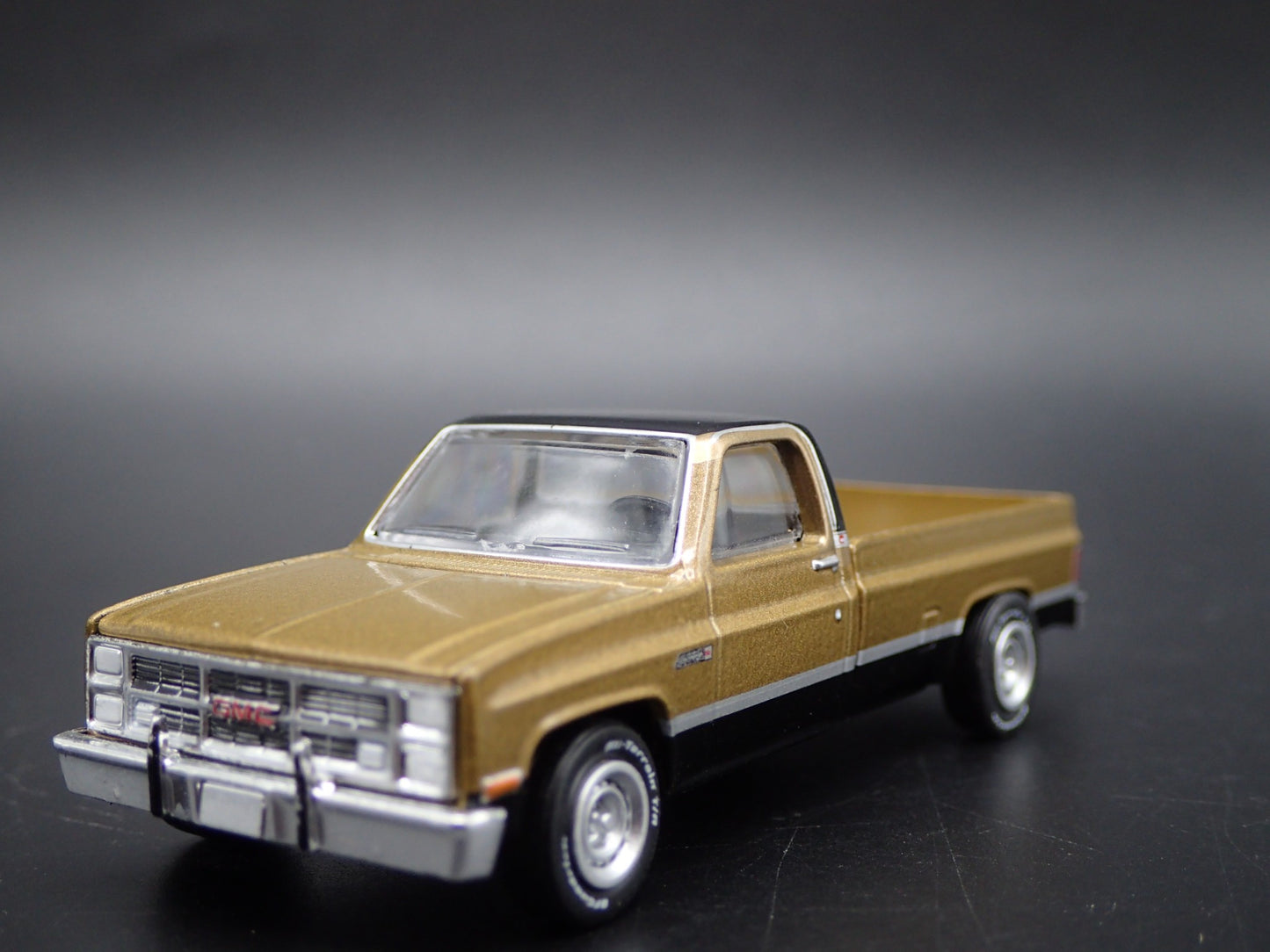 1984 84 GMC SIERRA 2500 PICKUP TRUCK SQUAREBODY 1/64 SCALE DIECAST MODEL CAR