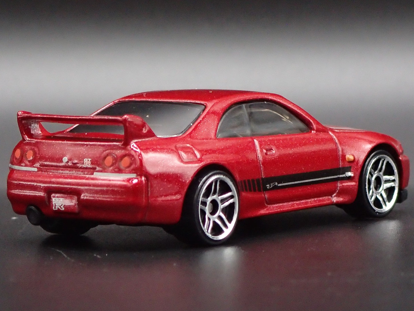 1993-1998 NISSAN SKYLINE GTR R33 RED 1:64 SCALE COLLECTIBLE DIECAST MODEL CAR