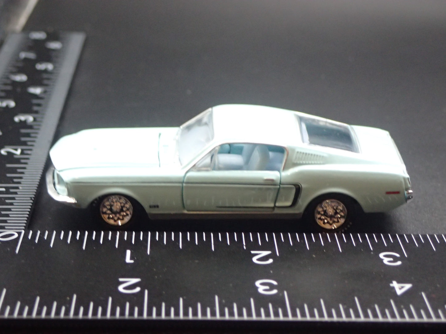 1968 68 FORD MUSTANG GT 390 FASTBACK BLUE 1:64 SCALE DIORAMA DIECAST MODEL CAR