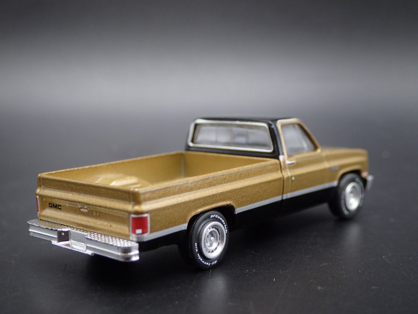 1984 84 GMC SIERRA 2500 PICKUP TRUCK SQUAREBODY 1/64 SCALE DIECAST MODEL CAR