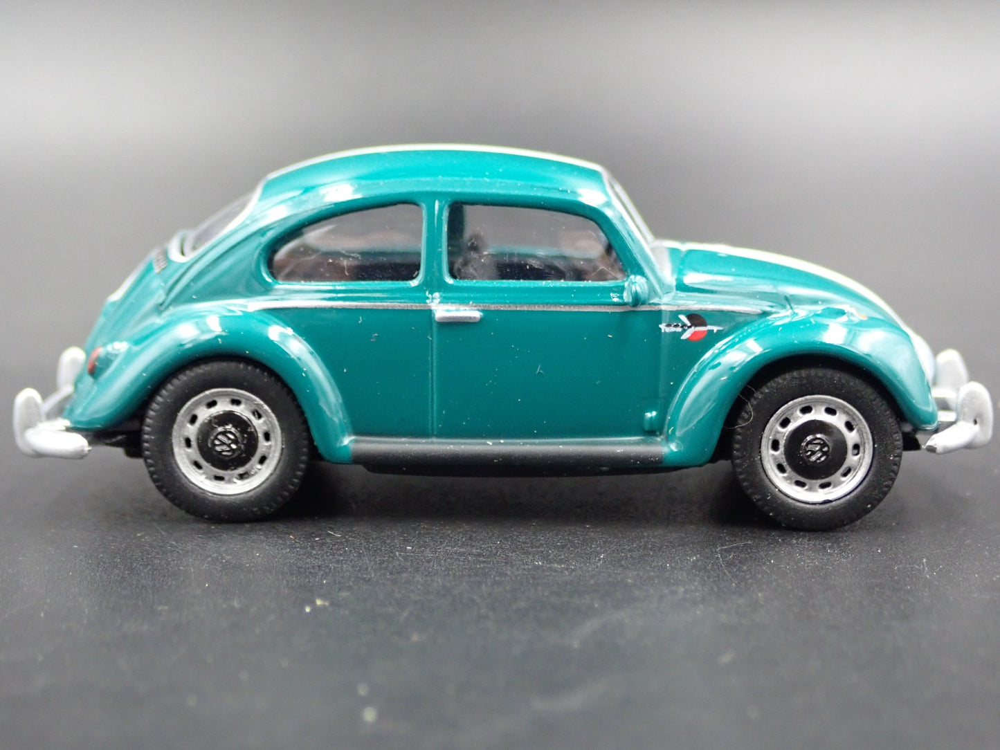 1960-1967 VW VOLKSWAGEN BEETLE BUG GREEN 1:64 SCALE DIORAMA DIECAST MODEL CAR