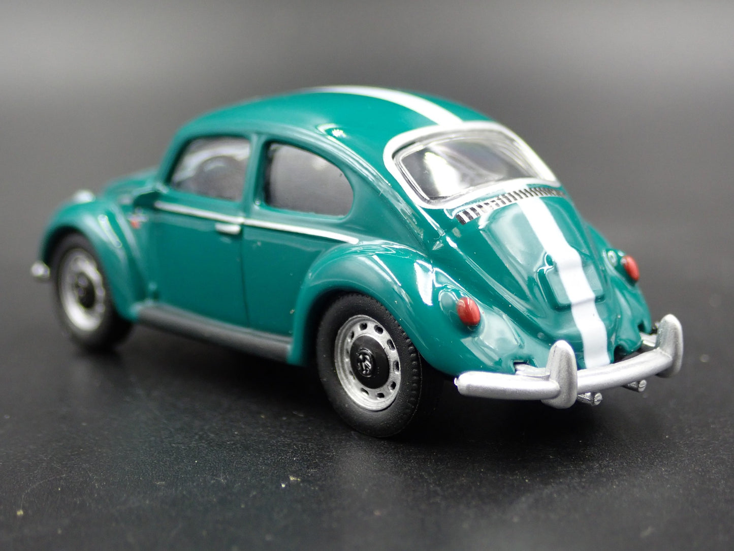 1960-1967 VW VOLKSWAGEN BEETLE BUG GREEN 1:64 SCALE DIORAMA DIECAST MODEL CAR