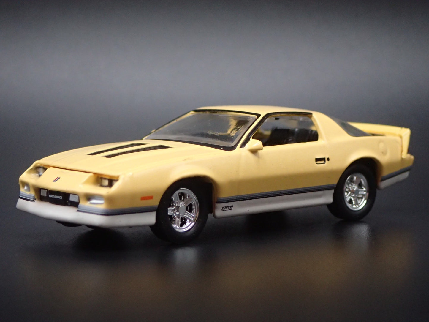 1987 CHEVY CHEVROLET CAMARO Z28 1:64 SCALE COLLECTIBLE DIORAMA DIECAST MODEL CAR