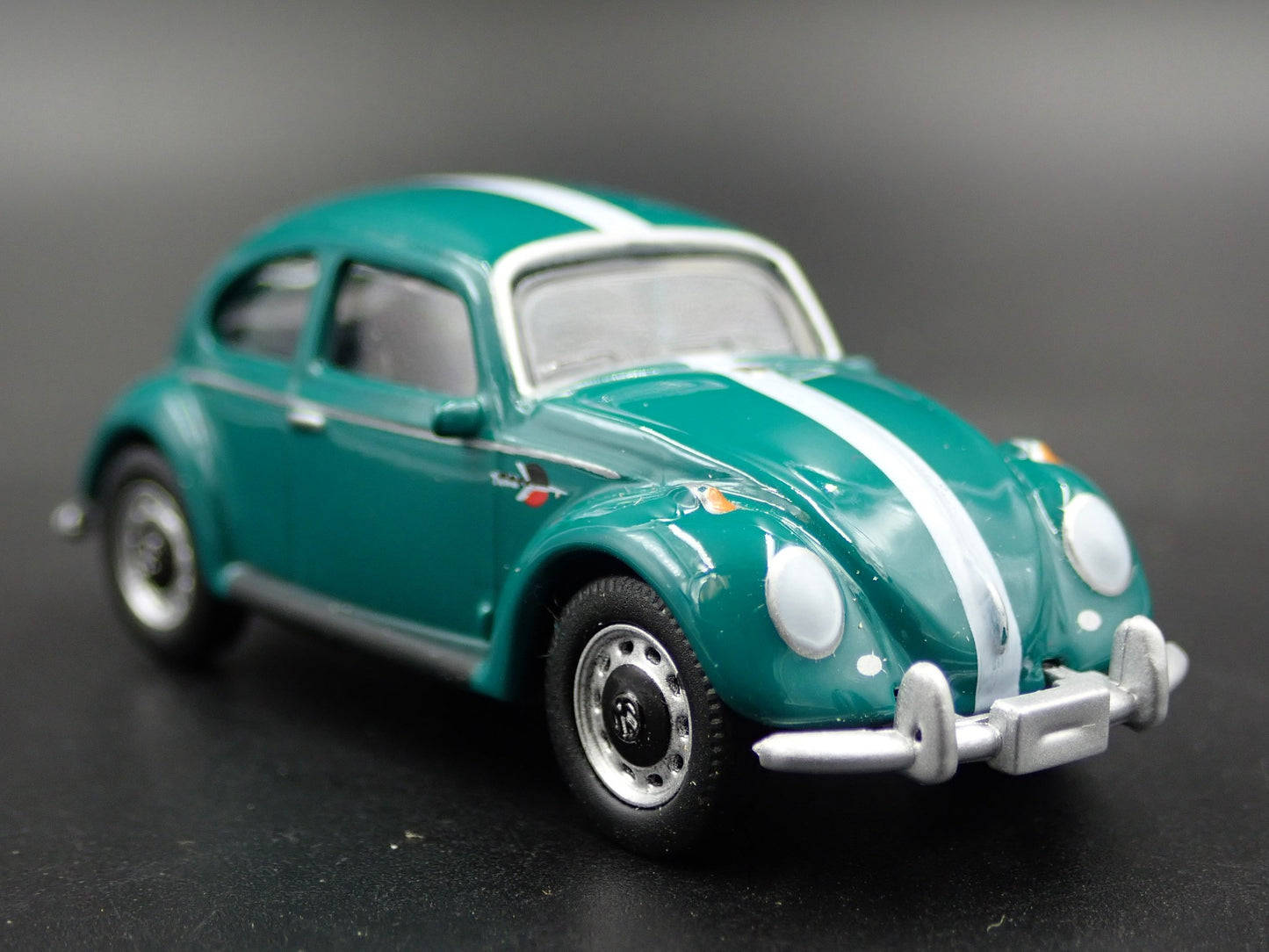1960-1967 VW VOLKSWAGEN BEETLE BUG GREEN 1:64 SCALE DIORAMA DIECAST MODEL CAR