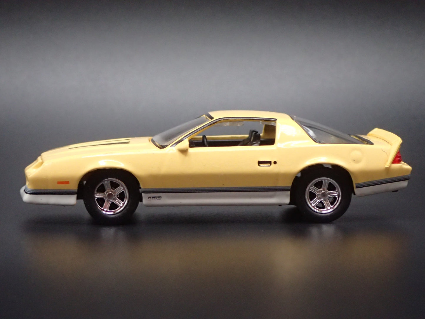 1987 CHEVY CHEVROLET CAMARO Z28 1:64 SCALE COLLECTIBLE DIORAMA DIECAST MODEL CAR