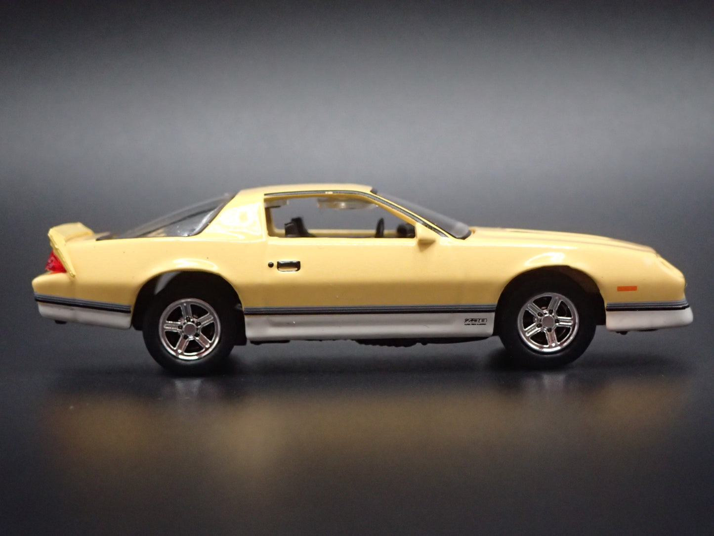 1987 CHEVY CHEVROLET CAMARO Z28 1:64 SCALE COLLECTIBLE DIORAMA DIECAST MODEL CAR