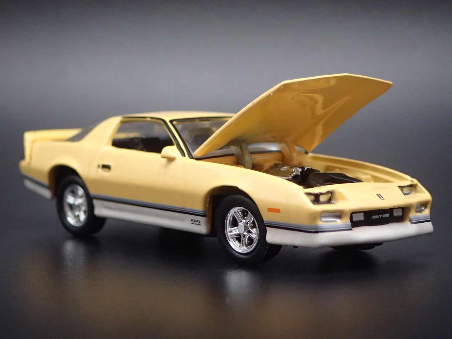 1987 CHEVY CHEVROLET CAMARO Z28 1:64 SCALE COLLECTIBLE DIORAMA DIECAST MODEL CAR
