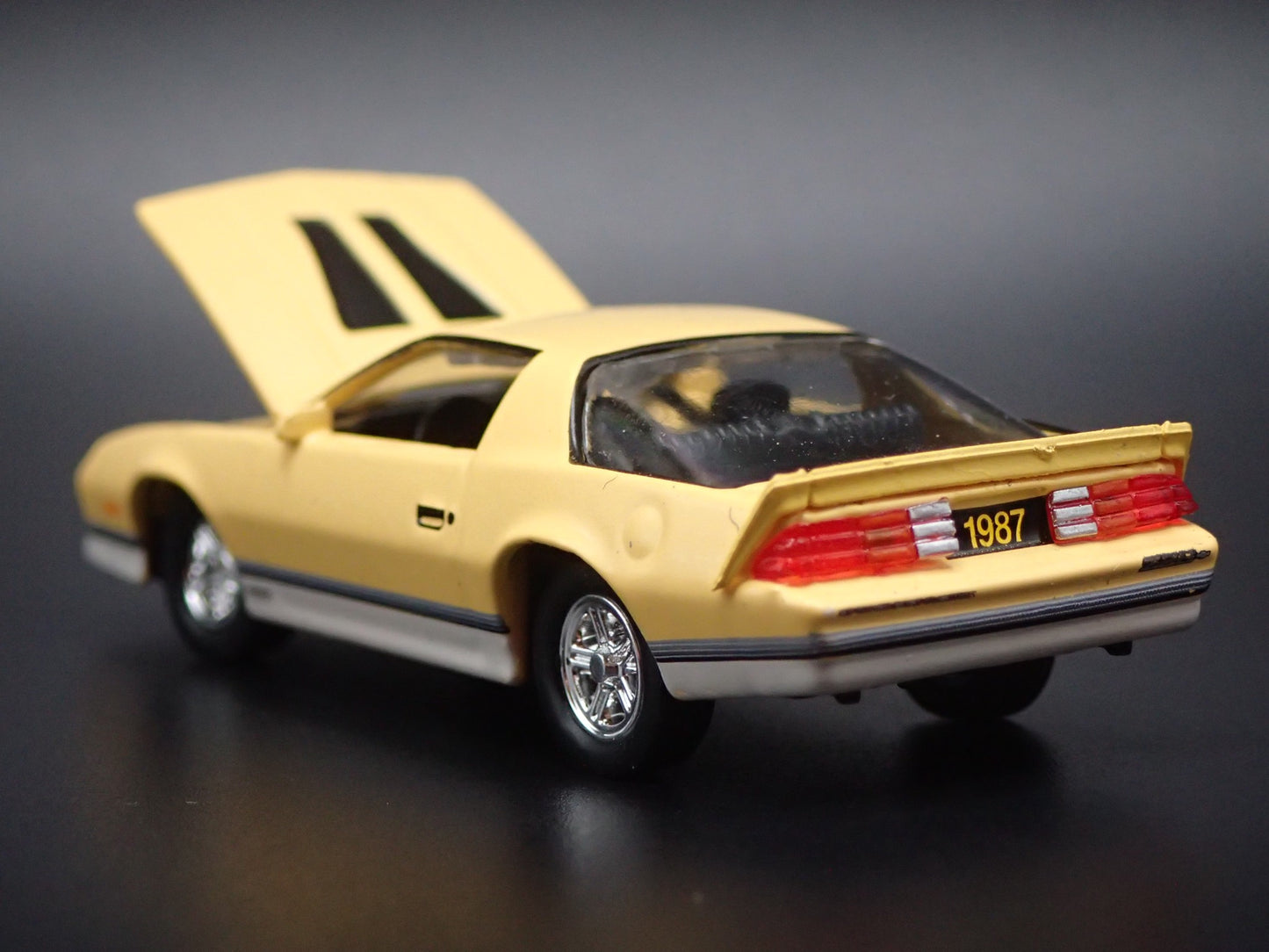 1987 CHEVY CHEVROLET CAMARO Z28 1:64 SCALE COLLECTIBLE DIORAMA DIECAST MODEL CAR