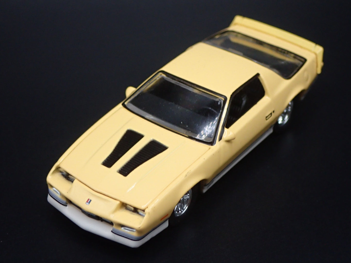 1987 CHEVY CHEVROLET CAMARO Z28 1:64 SCALE COLLECTIBLE DIORAMA DIECAST MODEL CAR