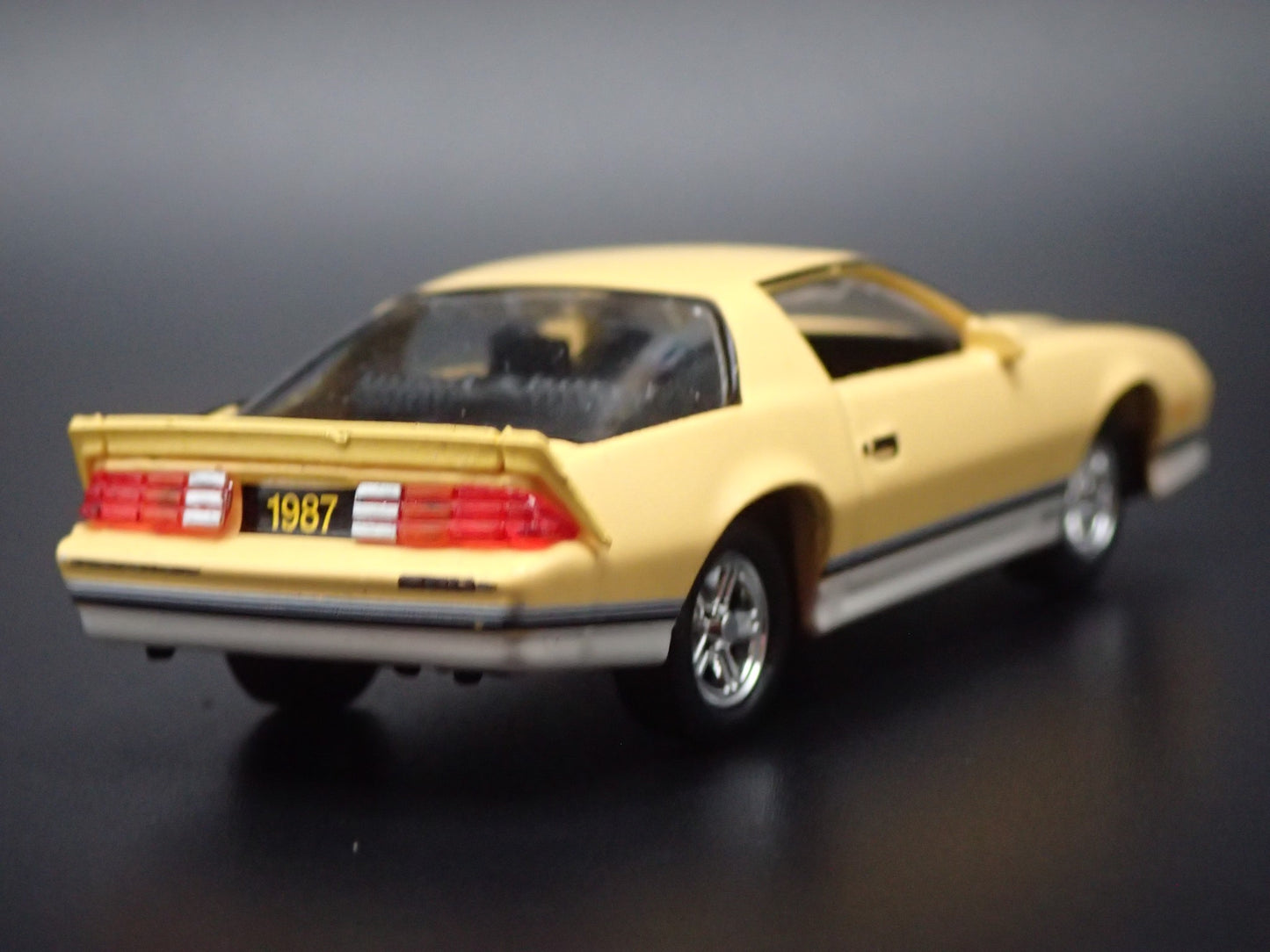 1987 CHEVY CHEVROLET CAMARO Z28 1:64 SCALE COLLECTIBLE DIORAMA DIECAST MODEL CAR