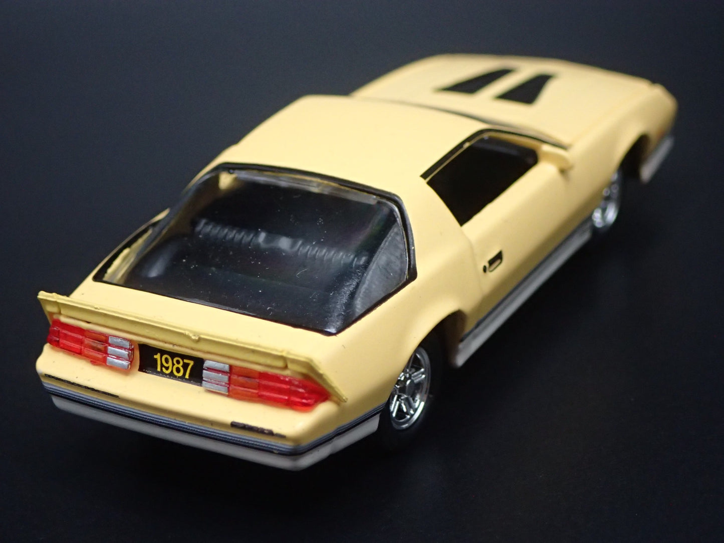 1987 CHEVY CHEVROLET CAMARO Z28 1:64 SCALE COLLECTIBLE DIORAMA DIECAST MODEL CAR