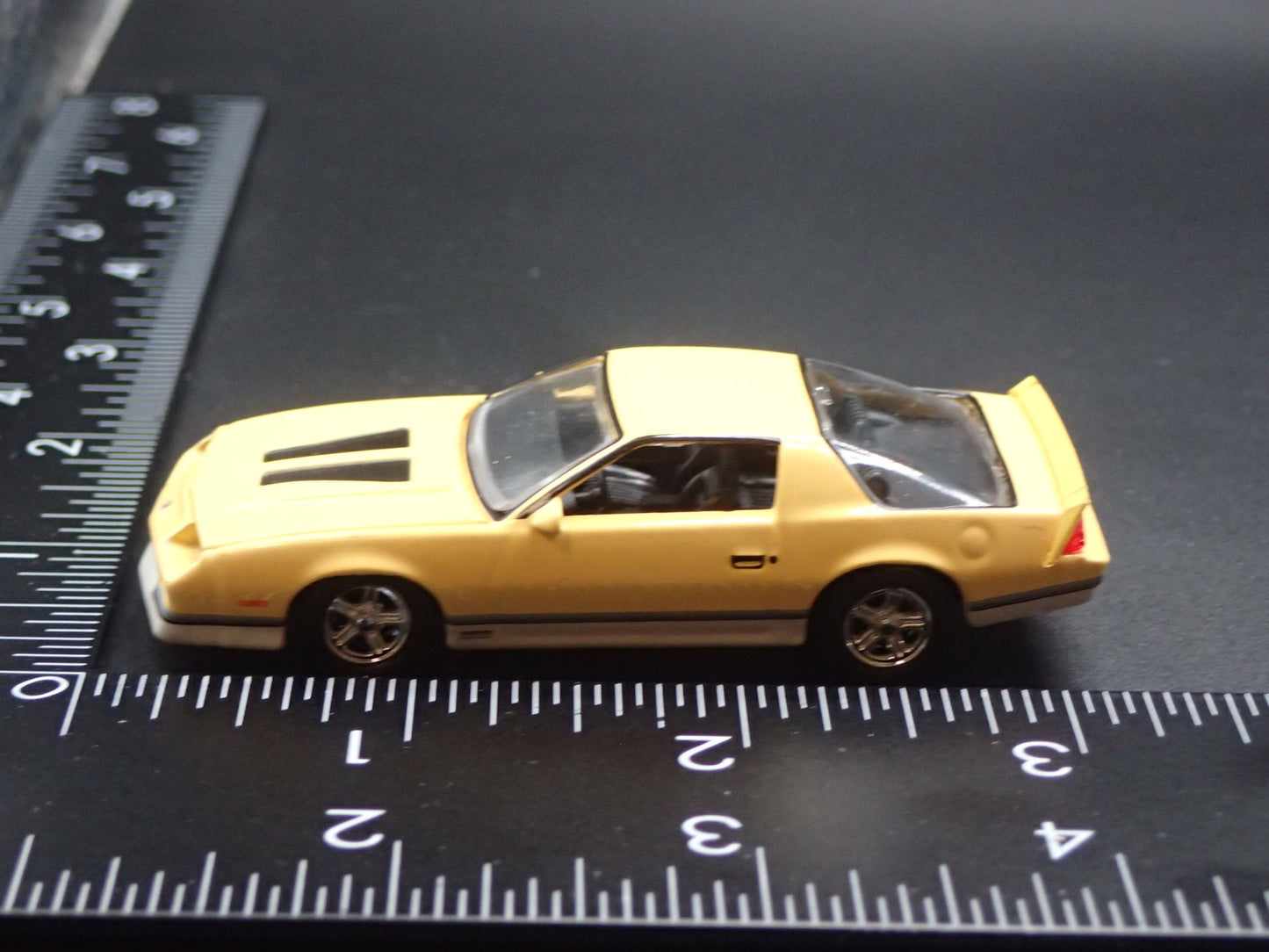 1987 CHEVY CHEVROLET CAMARO Z28 1:64 SCALE COLLECTIBLE DIORAMA DIECAST MODEL CAR