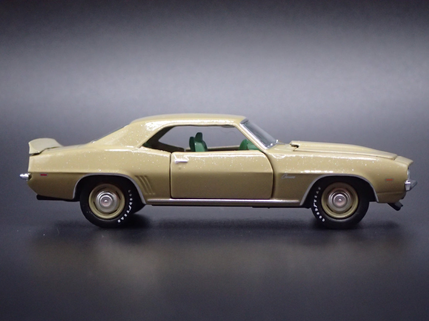 1969 69 CHEVY CHEVROLET CAMARO COPO 427 1:64 SCALE DIORAMA DIECAST MODEL CAR