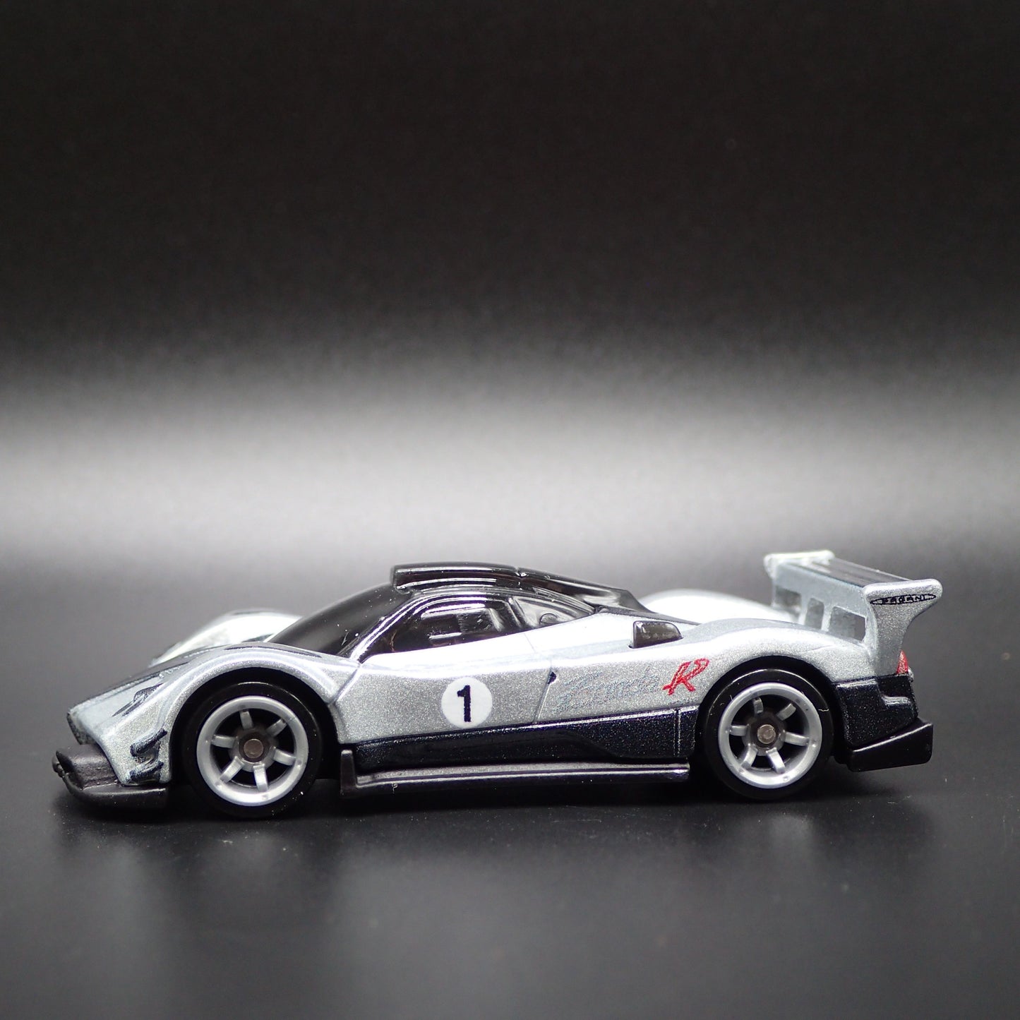 2009-2011 PAGANI ZONDA R SUPERCAR SILVER 1:64 SCALE DIORAMA DIECAST MODEL CAR